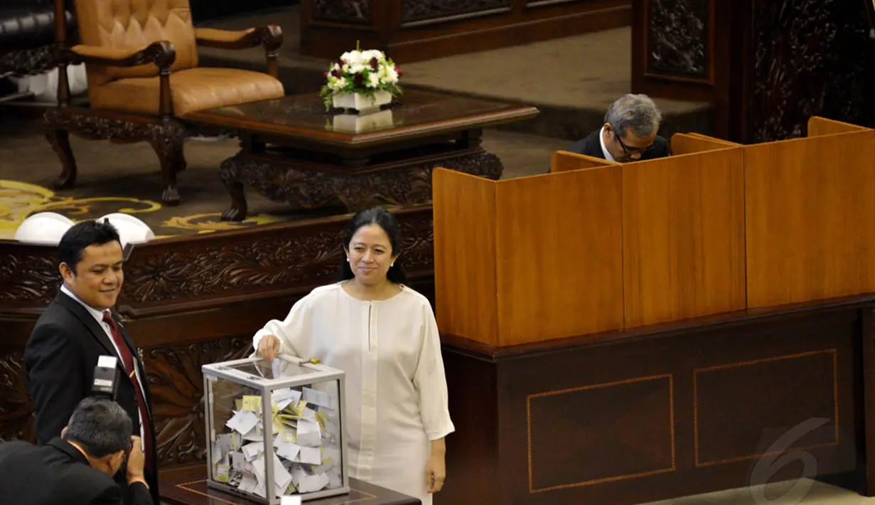 Ketua Fraksi PDIP DPR RI, Puan Maharani (kanan) memberikan suaranya saat pemilihan pimpinan MPR RI, Jakarta, (7/10/14). (Liputan6.com/Andrian M Tunay)