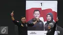 Agus Yudhoyono mencoblos poster Pilkadanya saat Kampanye Akbar Satukan Jakarta di kawasan Kuningan, Jakarta, Sabtu (11/02). Dalam kampanye tersebut juga dilakukan peragaan tata cara pencoblosan oleh Agus dan Sylvi. (Liputan6.com/Herman Zakharia)