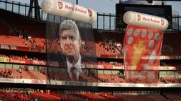 Banner raksasa denan wajah pelatih Arsenal, Arsene Wegner terpapmpang sebelum laga timnya melawan Burnley di Emirates Stadium, London, (6/5/2018). Arsene Wegner mengumumkan mundur sebagai pelatih setelah 22 tahun bersama Arsenal. (AP/Matt Dunham)