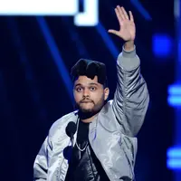 Kekasih dari Bella Hadid ini tak kuasa menahan tangis kebahagiaan ketika mendapatkan tujuh trofi sekaligus. (AFP/Bintang.com)