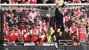 Kiper Arsenal, Aaron Ramsdale, berusaha menghalau bola saat melawan Manchester City pada laga Community Shield di Stadion Wembley, London, Minggu (6/8/2023). Arsenal mengalahkan Manchester City 4-1 lewat adu penalti setelah bermain imbang 1-1 selama 90 menit. (AFP/Justin Tallis)