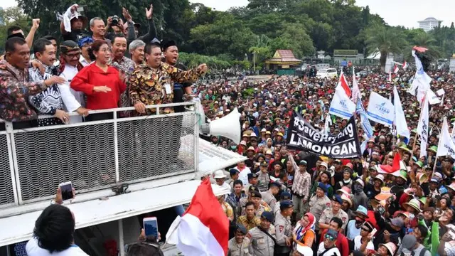 Menteri Kelautan dan Perikanan Susi Pudjiastuti menemui para nelayan yang menuntut agar pemerintah mencabut larangan penggunaan alat tangkap cantrang. (Dok KKP)