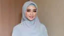 Begini detail penampilan Ega Noviantika yang bikin pangling. Kenakan kebaya biru, aura penyanyi kelahiran 1998 ini semakin terpancar. Makeup flawless Ega juga cocok dengan busana yang dikenakannya. Detail payet kebaya Ega tampak simpel, namun elegan. Selendang di samping kiri membuat kebaya tersebut makin menarik. Jilbab Ega disesuaikan dengan selendang kebanyanya. (Liputan6.com/IG/@adamwedding.id)