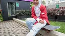Skateboarder Indonesia Nyimas Bunga berpose dengan papan skatenya saat berkunjung ke kantor KLY, Jakarta, Jumat (7/9). Gadis 12 tahun ini merupakan peraih medali perunggu di ajang Asian Games 2018. (Liputan6.com/Faizal Fanani)