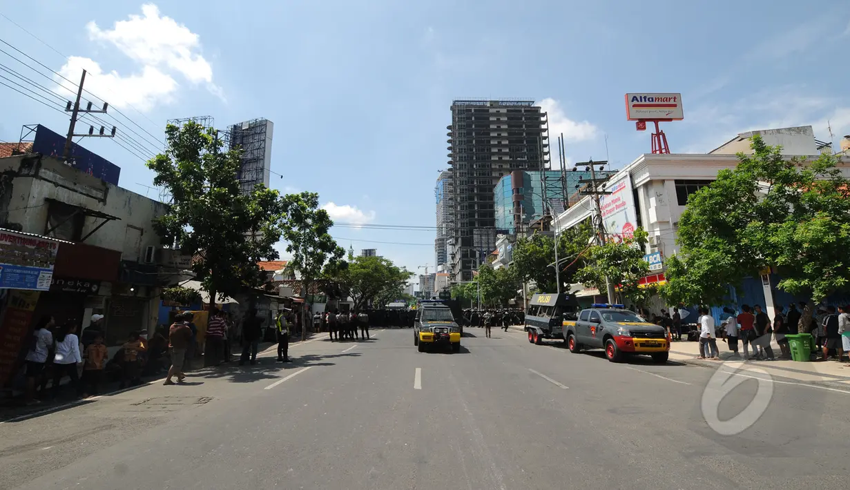 Suasana jalan jalan Embong Malang, Surabaya, Jawa Timur, Sabtu (18/4/2015). Jalan Embong Malang, Surabaya ditutup total selama aksi unjuk rasa para supporter Persebaya 1927. (Liputan6.com/Helmi Fithriansyah)