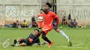 Penyerang Persija, Emmanuel Kenmogne (tengah) mencoba lolos dari kawalan pemain Pra PON DKI Jaya saat uji coba di NYTC Sawangan, Depok, Selasa (8/12/2015). Laga ini persiapan jelang babak 8 besar Piala Jenderal Sudirman. (Liputan6.com/Helmi Fithriansyah)