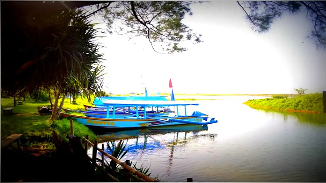 Menikmati Indahnya Sunset Cantik di Dermaga Pantai Glagah