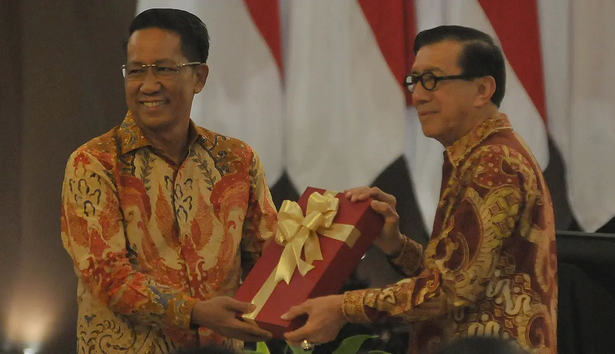 Mantan Menteri Hukum dan Hak Asasi Manusia (Menkumham), Yasonna H Laoly (kana) menyerahkan nota memori jabatan kepada Menkumham yang baru, Supratman Andi Agtas di Graha Pengayoman, Rasuna Said, Kuningan, Jakarta, Selasa (20/8/2024). (merdeka.com/Imam Buhori)