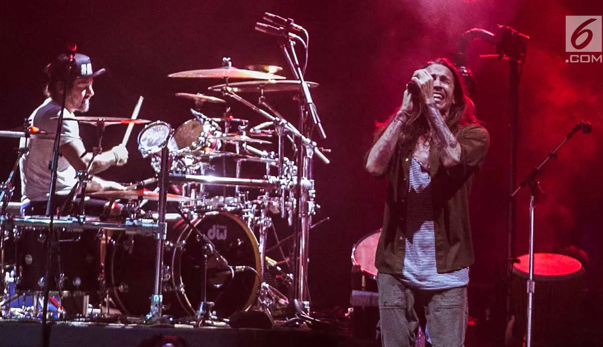 Suasana saat band Incubus asal Amerika Serikat menggelar konser di Jakarta, Rabu (7/2). Incubus membawakan lagu-lagu andalan mereka dari delapan album yang sudah diluncurkan. (Liputan6.com/Faizal Fanani)