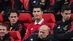 Raut wajah kesal terlihat dari Cristiano Ronaldo saat ia digantikan oleh pemain MU lainnya pada pertandingan melawan Newcastle United di Old Trafford, Minggu (16/10/2022). (AFP/Ian Hodgson)