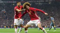 Gelandang Manchester United Marouane Fellaini (kanan) merayakan gol ke gawang Celta Vigo pada leg kedua semifinal Liga Europa di Old Trafford, Kamis (11/5/2017). (AFP/Miguel Riopa)