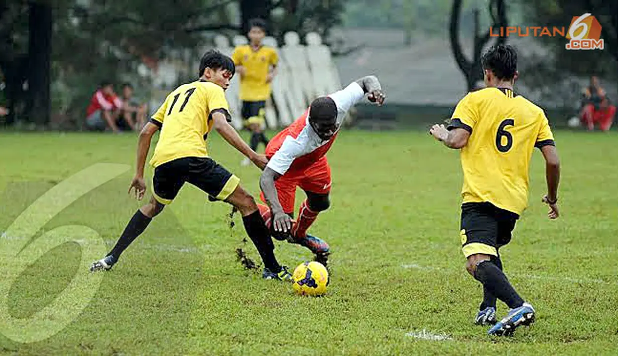 Patrick Dimbala (tengah) dijegal di kotak terlarang oleh pemain Urakan FC saat mencoba masuk ke jantung pertahanan Urakan FC (Liputan6.com/Helmi Fithriansyah).