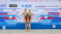 Pasangan Hilda Tri Julyandra (kiri) dan Talitha Amabelle Putri Subeni berpose setelah melakukan aksi dalam nomor duet renang artistik Indonesia Open Aquatic Championships 2025 di Stadion Akuatik, Senayan, Jakarta, Selasa (25/11/2025). (Bola.com/Bagaskara Lazuardi)