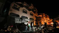 Warga memeriksa rumah komandan Jihad Islam Baha Abu Al-Ata setelah serangan rudal Israel di Kota Gaza, Palestina, Selasa (12/11/2019). Baha Abu Al-Ata beserta istrinya tewas dalam serangan tersebut. (MAHMUD HAMS/AFP)