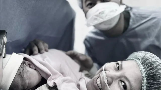 6 Potret Greysia Polii Melahirkan Anak Pertama, Tersenyum Bahagia