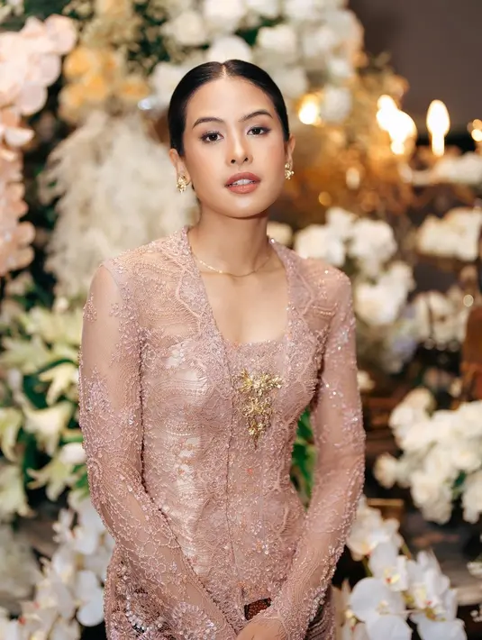 Maudy Ayunda tak pernah tampil setengah-setengah, termasuk saat berkebaya. Di sini, Maudy tampak sangat cantik mengenakan kebaya merah muda yang lembut, dengan desain kutu baru klasik. [Foto: Instagram/maudyayunda]