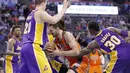 Pemain Oklahoma City Thunder, Steven Adams dihadang para pemain  Los Angeles Lakers pada lanjutan NBA basketball game di Oklahoma City, (30/10/2016). Oklahoma City menang 113-96. (AP/Alonzo Adams)