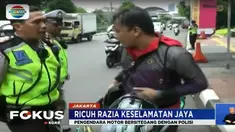 Polisi meminta dokumen kendaraan, namun pengendara roda dua ini tidak memiliki Surat Izin Mengemudi (SIM).
