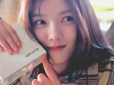 Kim You Jung berpose sambil menunjukkan kotak bertuliskan kalimat berbahasa korea yang artinya “Bersama-sama memasuki abad ke-20”. Aktris asal Korea Selatan ini kembali trending setelah dirinya berperan dalam film terbaru Netflix, 20th Century Girl. (Instagram/@you_r_love)