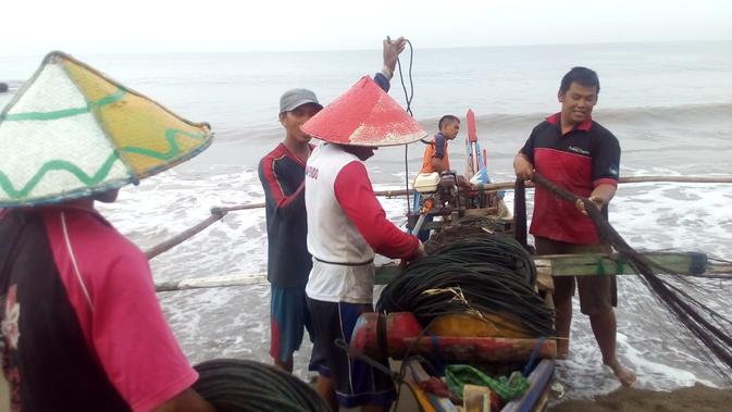 Beberapa orang nelayan menyiapakan proses maelo pukek yang merupakan tradisi turun temurun dari nenek moyang. (Liputan6.com/ Novia Harlina)