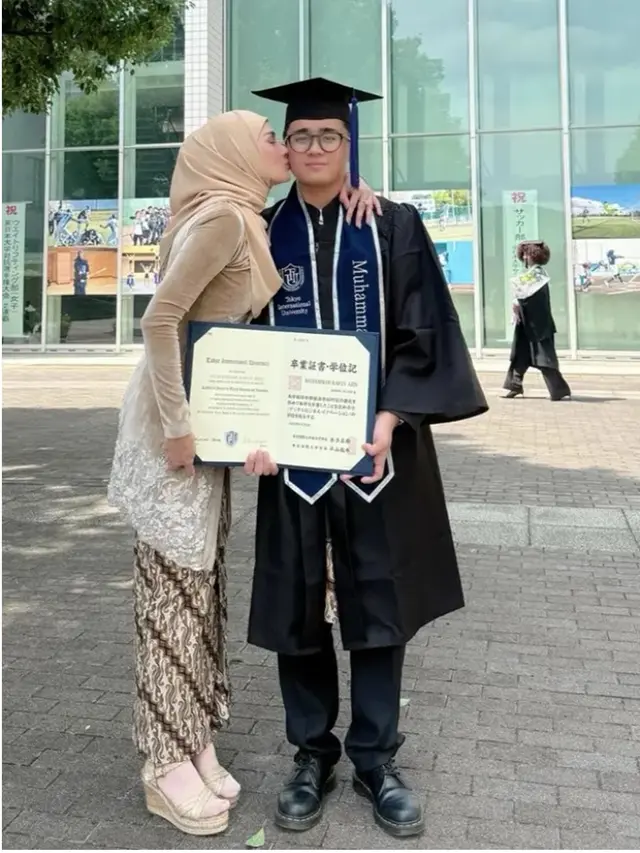 5 Potret Mulan Jameela Dampingi Putranya Wisuda di Jepang, Anggun Berkebaya