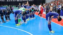 Para pemain Timnas Futsal Jepang membungkuk untuk meminta maaf kepada para pendukungnya setelah kalah dari Timnas Indonesia dalam laga semifinal Piala Asia Futsal 2026 di Indonesia Arena, Senayan, Jakarta, Kamis (05/02/2026). (Bola.com/Bagaskara Lazuardi)