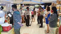 Aparat Polda Sulut terjun langsung ke sejumlah pusat perbelanjaan yang sementara dipadati warga.