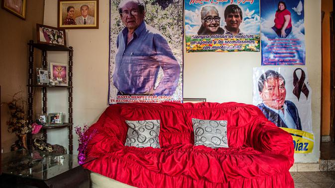 Poster lima anggota keluarga Diaz yang meninggal karena COVID-19 terlihat pada dinding ruang tamu rumah mereka di Chorrillos, Lima, Peru 11 Agustus 2020. Hingga 25 September 2020, kematian global akibat COVID-19 hampir mencapai satu juta, sepertiganya di Amerika Latin. (ERNESTO BENAVIDES/AFP)