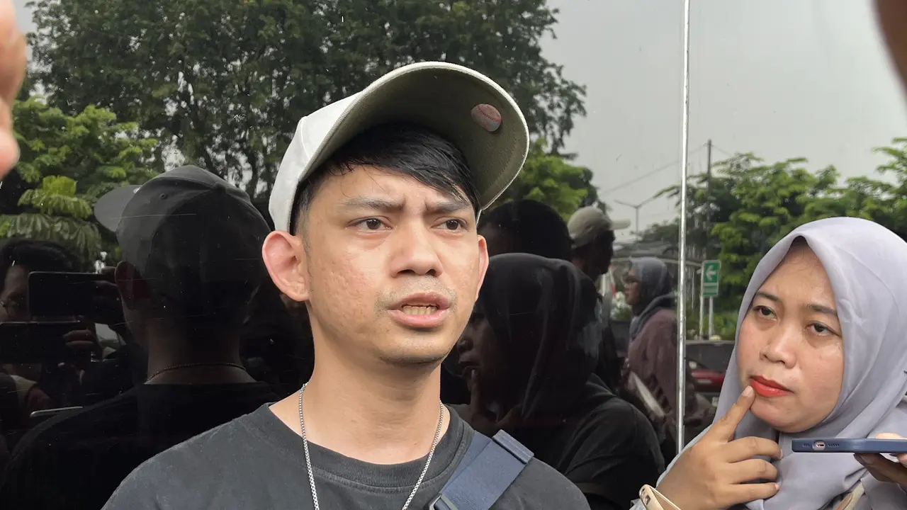 Keluarga korban kecelakaan kereta di Bekasi Timur. (Liputan6.com/Windan Nelfira)