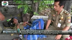 Petugas Satpol PP mengevakuasi gelandangan yang sakit saat merazia gepeng di sekitar lokasi pernikahan Kahiyang-Bobby.