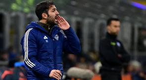 Pelatih kepala Como asal Spanyol, Cesc Fabregas, bereaksi dari area teknis selama pertandingan Seri A Italia antara Inter Milan dan Como di Stadion San Siro di Milan pada 23 Desember 2024. (Piero CRUCIATTI/AFP)