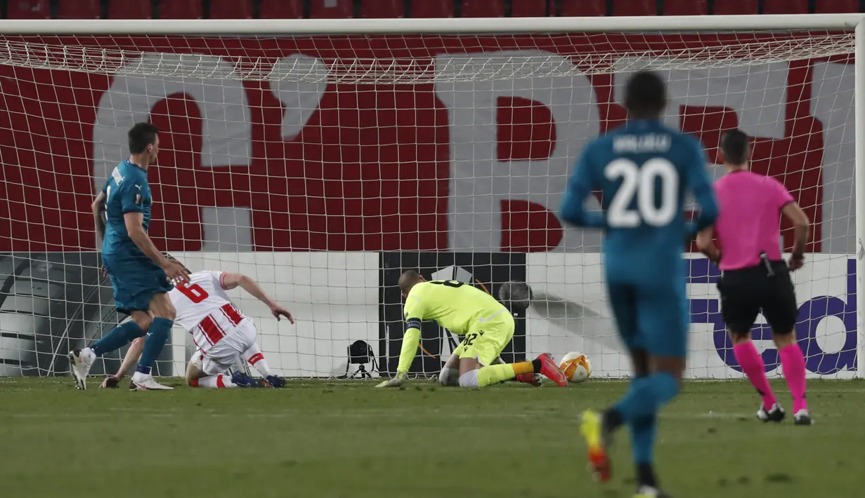 AC Milan akhirnya mampu memecah kebuntuan pada menit ke-42. Umpan Samu Castillejo dari sisi kanan salah diantisipasi oleh Radovan Pankov. (Foto: AP/Darko Vojinovic)