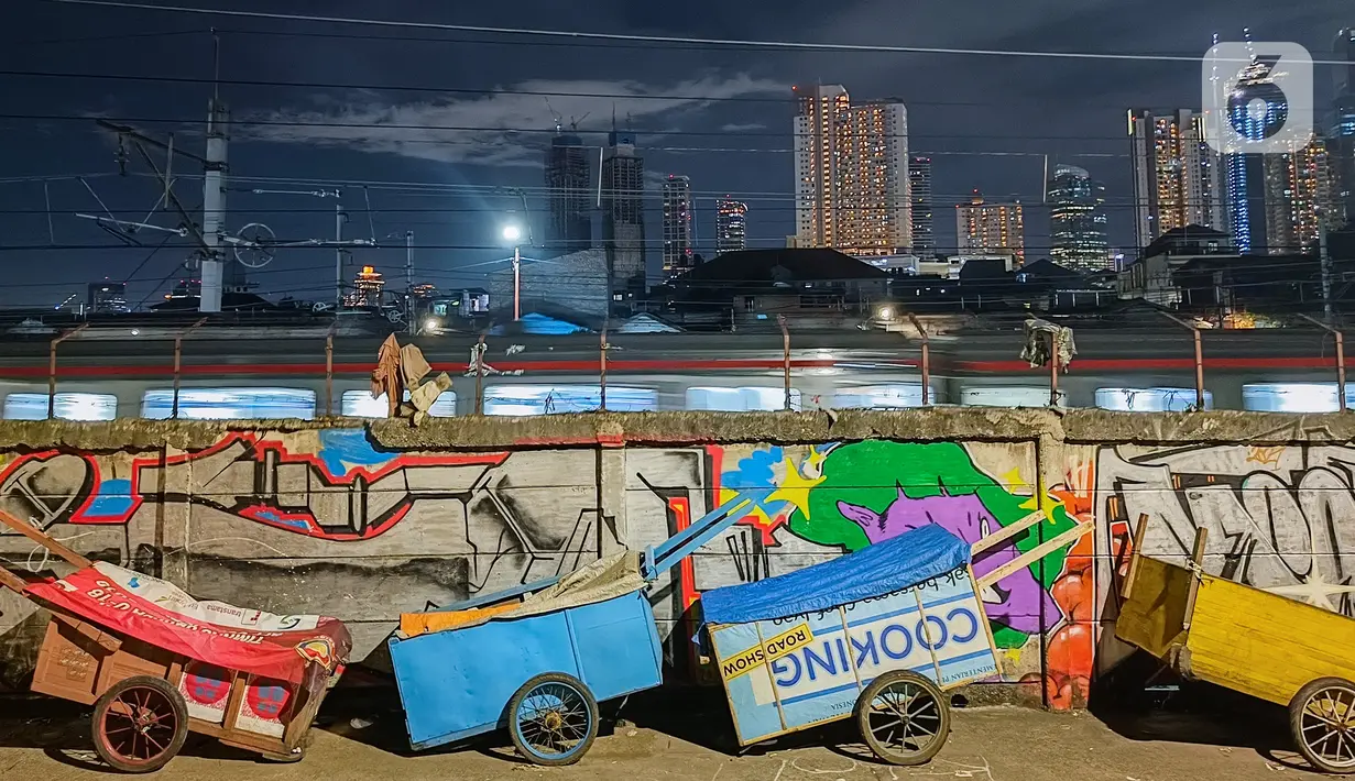 Deretan gerobak dorong ada malam hari saat menggunakan kamera realme 9 Pro Plus dengan sensor Sony IMX76, di Tanah Abang, Jakarta, Kamis (24/02/2022). Terknologi AI mampu menahan guncangan dan dapat diredam oleh perangkat OIS. (Liputan6.com/Fery Pradolo) 
