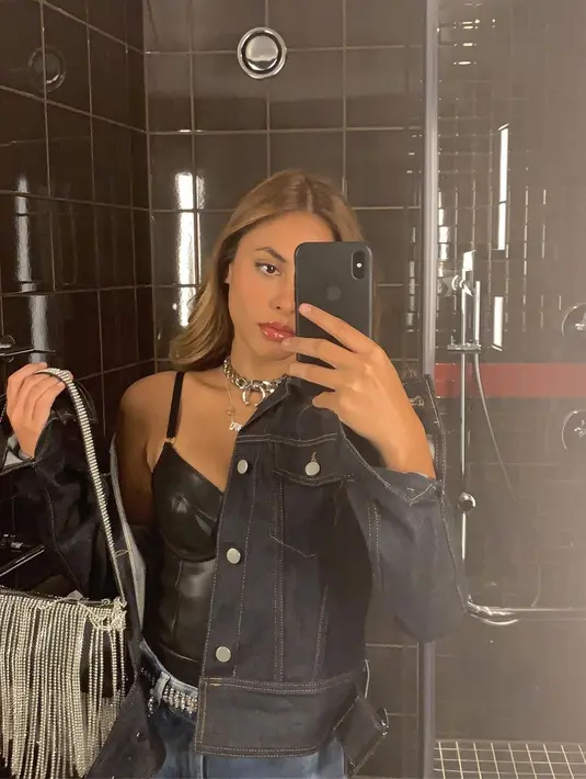 <p>Denim jacket juga bisa membuatmu tampil berani dan seksi, seperti memadukannya dengan leather corset. Inspirasi ala Valerie Thomas ini cocok digunakan untuk hangout bersama teman. [Instagram/valerieethomas] Penulis: Mufiidaanaiilaa Alifah S.</p>