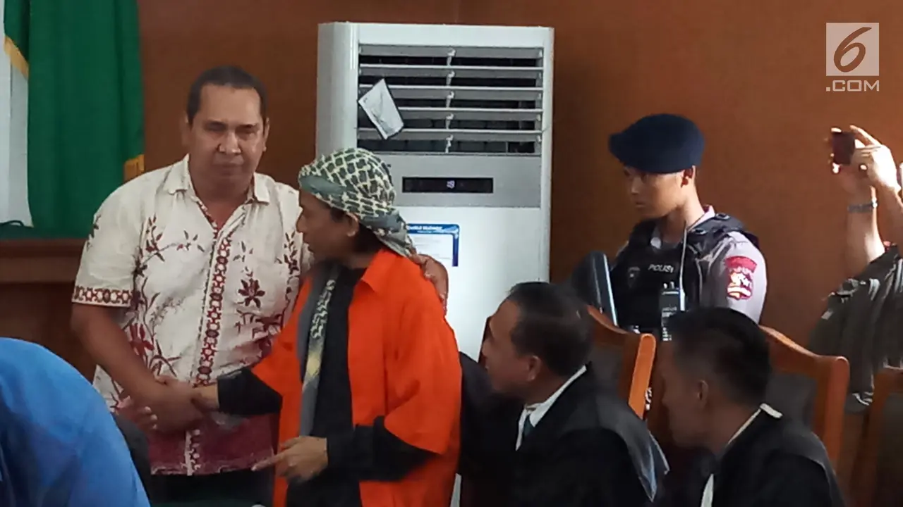 Ketika Korban Peluk dan Salami Terdakwa Bom Thamrin