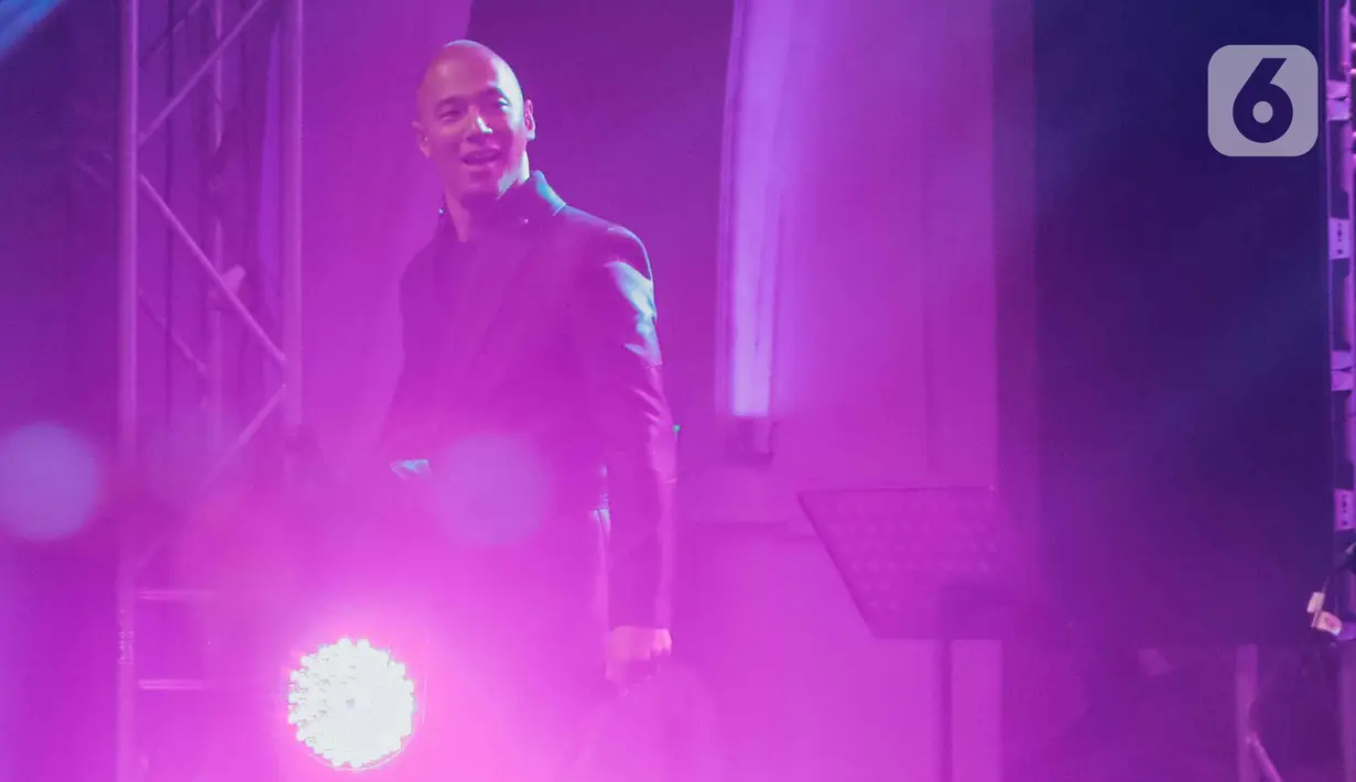 Penyanyi Marcell saat tampil dalam konser yang bertajuk 'rindu kamu yang dulu' di The Pallas SCBD, Jakarta, Jumat (14/2/2020). Dalam penampilannya, Marcell membawakan 10 lagu seperti Satu Mimpiku, Jangan Pernah Berubah, dan Hanya Memuji. (Liputan6.com/Faizal Fanani)