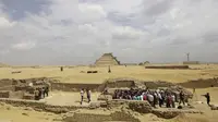 Para arkeolog dan wartawan berkumpul di sebuah lokasi bersejarah di selatan Kairo, Mesir (AP)