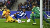 Bek Barcelona #04 Ronald Araujo bersaing dengan bek FC Porto #18 Wendell pada laga matchday 2 Liga Champions 2023/2024 yang digelar di Estadio do Dragao, Kamis (5/10/2023) dini hari WIB. (MIGUEL RIOPA / AFP)