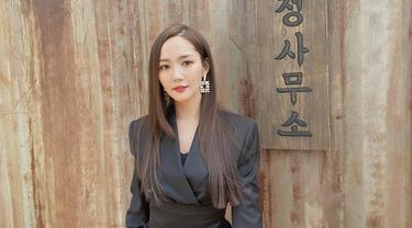Potret Park Min-young Bergaya Bak Sekretaris, Cocok Tampil Elegan