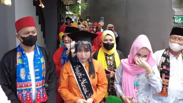 Syukuran Adik Ayu Ting Ting jadi sarjana dengan gaya Betawi (Foto: YouTube/Qiss You TV)