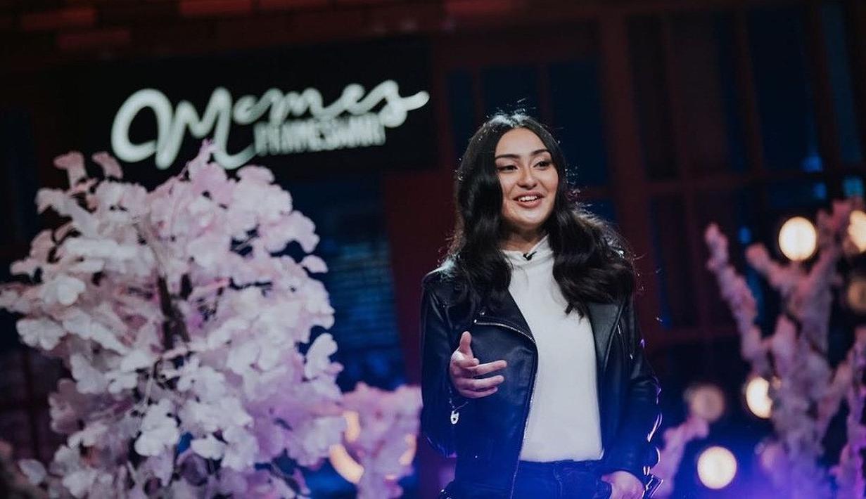 Pesinden kelahiran 1996 ini  mulai dikenal usai mengikuti ajang pencarian bakat X Factor Indonesia pada 2015 lalu. Saat tampil menyanyi di sebuah acara TV, ia tampak keren menggunakan pakaian berwarna putih dengan jaket kulit berwarna hitam. (Liputan6.com/IG/@memes_prameswari)