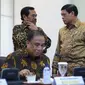 Menko Polhukam, Tedjo Edhy Purdijatno berbincang dengan Jaksa Agung, HM Prasetyo saat menunggu dimulainya ratas yang membahas sektor kelautan dan perikanan di Kantor Istana Kepresidenan, Jakarta, Senin (13/4/2015). (Liputan6.com/Faizal Fanani)