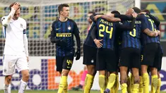 Para pemain Inter Milan merayakan gol yang dicetak Eder ke gawang Sparta Pargue pada laga Liga Europa di Stadion San Siro, Italia, Jumat (9/12/2016). Inter menang 2-1 atas Prague. (Reuters/Alessandro Garofalo)