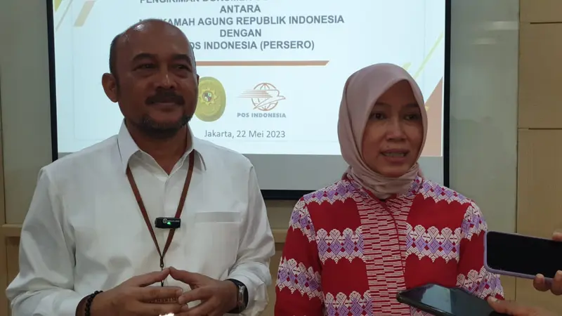 Direktur Bisnis Kurir & Logistik Pos Indonesia Siti Choiriana (kanan) dalam kerja sama Mahkamah Agung (MA) dengan Pos Indonesia untuk penanganan kiriman dokumen surat tercatat. (Dok PT Pos Indonesia)