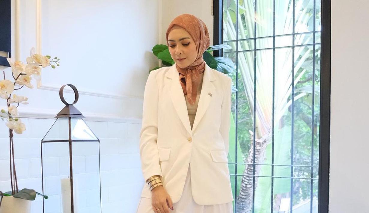 Saking sukanya dengan warna cerah, penampilan Richa Iskak saat mengenakan jas ini justru mirip bak seorang dokter. Tampil anggun dengan rok halus panjangnya. Ibu satu anak itu terlihat menawan dalam gaya formal. (Liputan6.com/IG/@richaiskak)