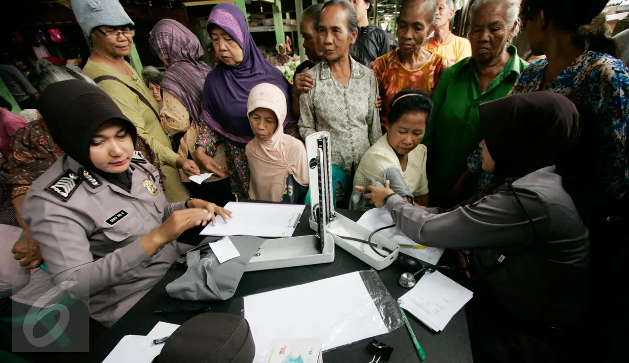 Sejumlah Polwan memeriksa kesehatan warga saat bakti sosial di Pasar Cebongan,Sleman, (25/8). Bakti sosial di selanggarakan oleh Polres Sleman untuk menyambut HUT Polwan ke 68. (Boy Harjanto)