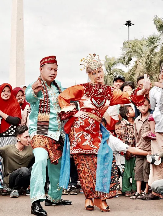 Vicky yang berada disebelahnya, juga tak menampik. Pria yang pernah tunangan dengan Zaskia Gotik itu malah tertawa. "Mentalnya anak kos ya," ujarnya. (Instagram/angellelga)