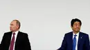 Presiden Rusia Vladimir Putin dan Perdana Menteri Jepang Shinzo Abe menggelar konferensi pers di Tokyo, Jumat (16/12). Pertemuan Putin dan Abe membahas soal wilayah sengketa antara Jepang dan Rusia. (REUTERS/Kim Kyung-Hoon)