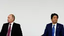 Presiden Rusia Vladimir Putin dan Perdana Menteri Jepang Shinzo Abe menggelar konferensi pers di Tokyo, Jumat (16/12). Pertemuan Putin dan Abe membahas soal wilayah sengketa antara Jepang dan Rusia. (REUTERS/Kim Kyung-Hoon)