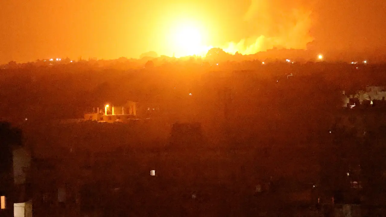 FOTO: Israel Lancarkan Serangan Udara Terhadap Gaza